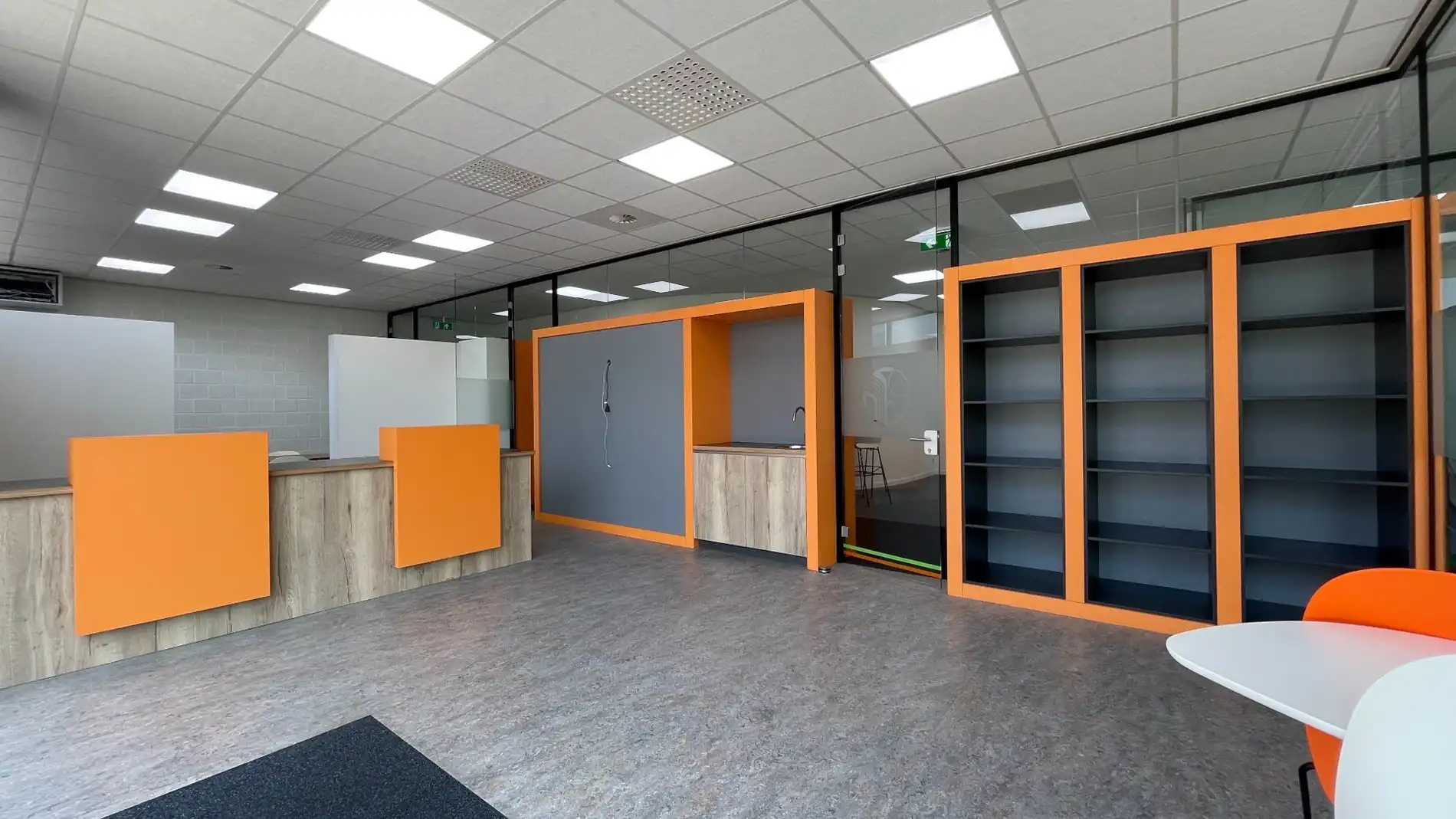 Loods met kantoor te huur nabij E19 in Mechelen foto 4