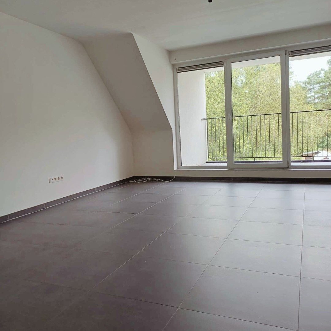 Ruim, duplex appartement voorzien van 3 slaapkamers, mooi terras & parkeerplaats! foto 4