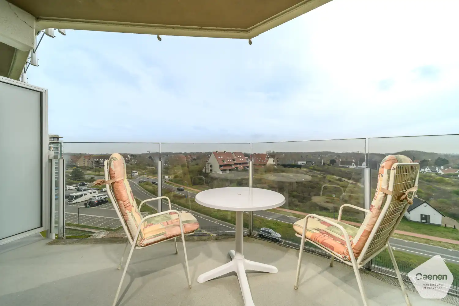 Te renoveren of op te frissen studio met zonnig terras en staanplaats inbegrepen foto 7