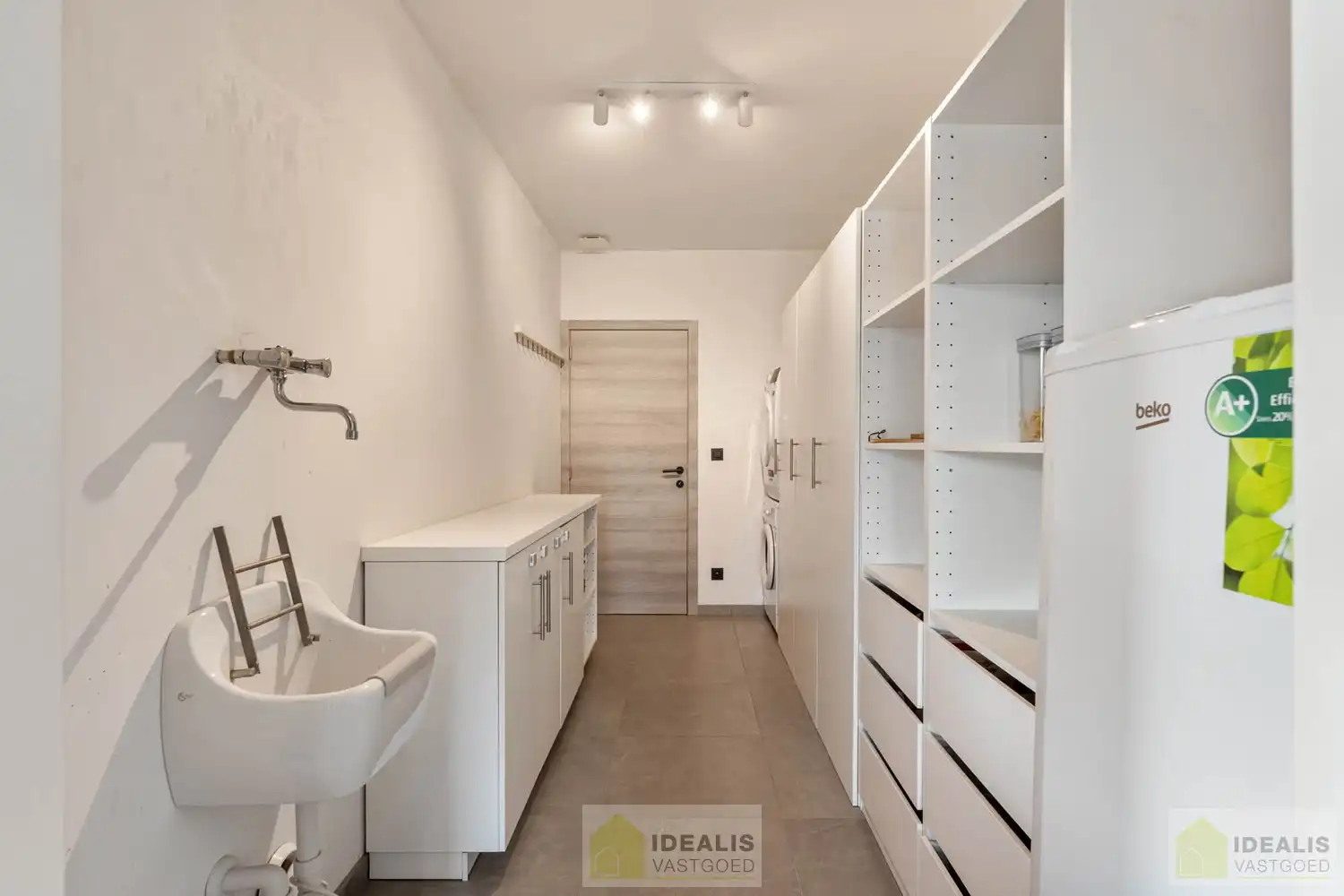 RECENTE, PERFECT ONDERHOUDEN EN MODERN OPGETROKKEN WONING foto 26