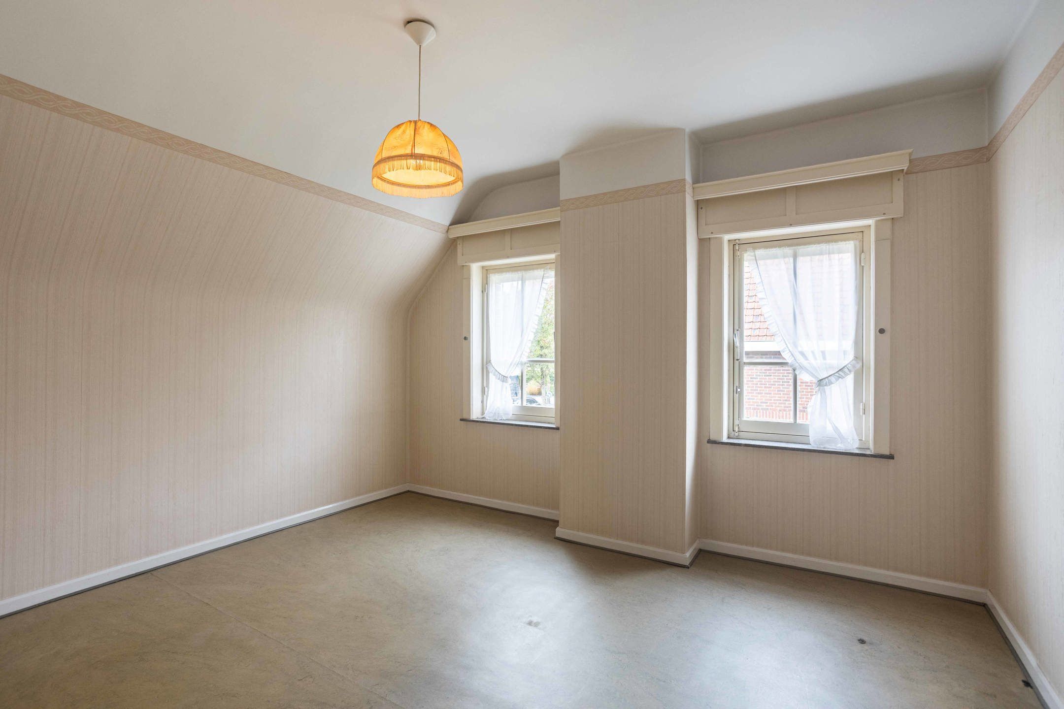 Te renoveren solide woning met garage op uitstekende locatie foto 17