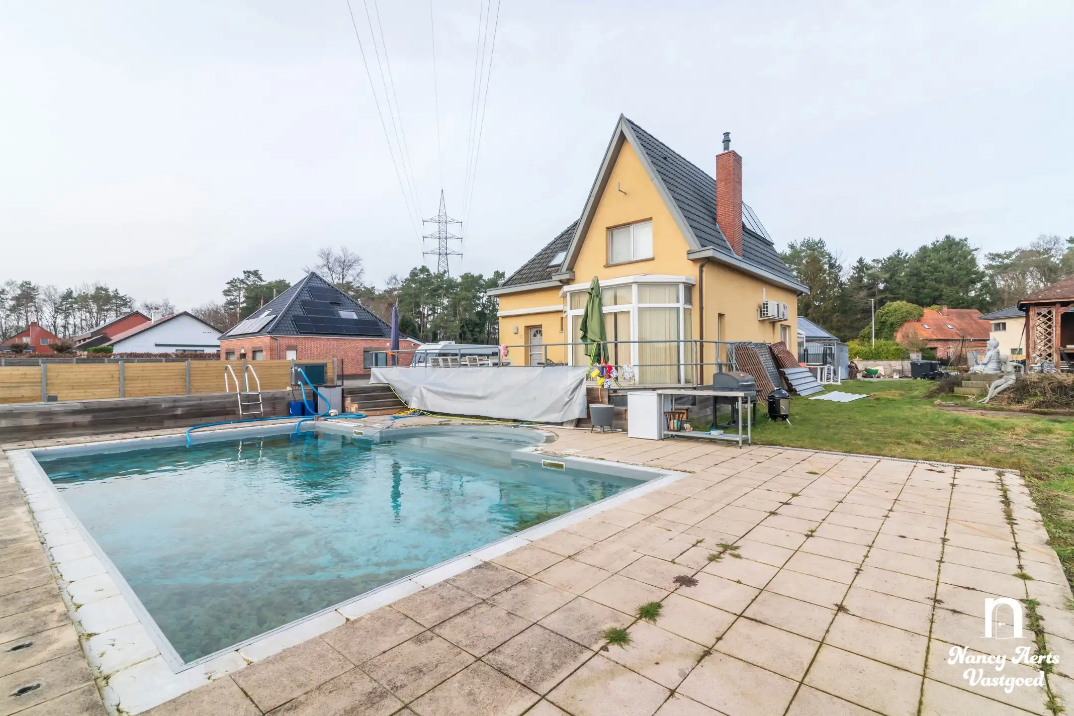 Veelzijdige woning met royale ruimtes en zwembad foto 26