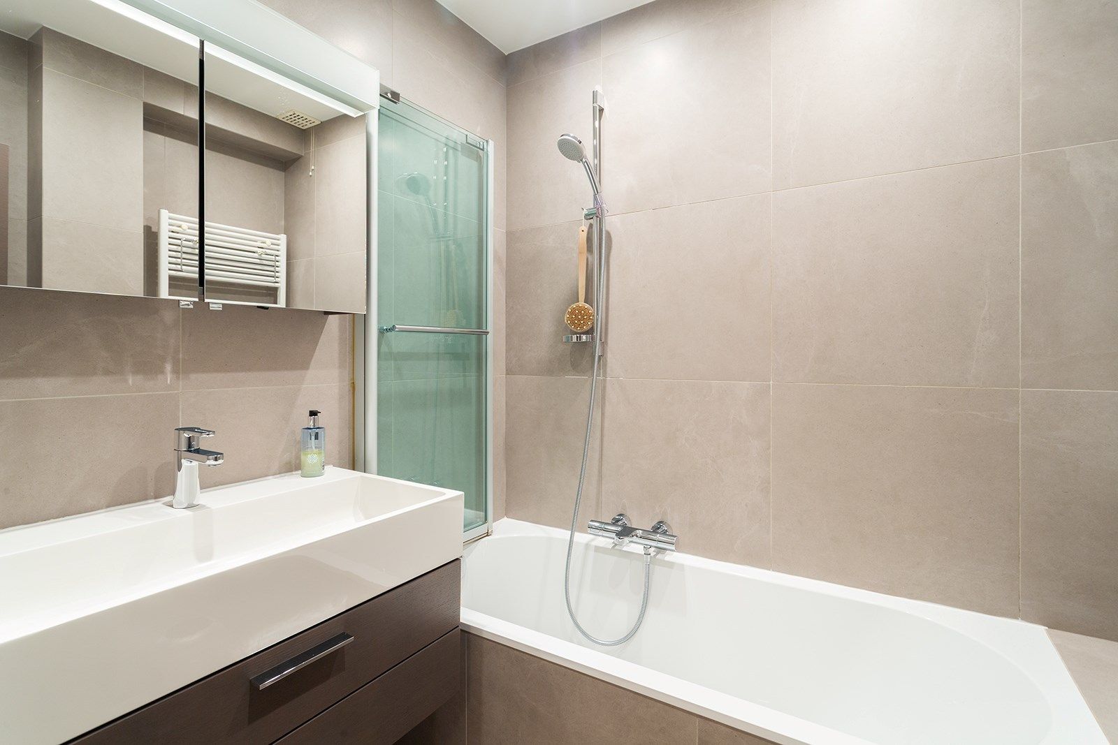 Gemeubeld luxueus 1-slaapkamerappartement met tuin foto 15