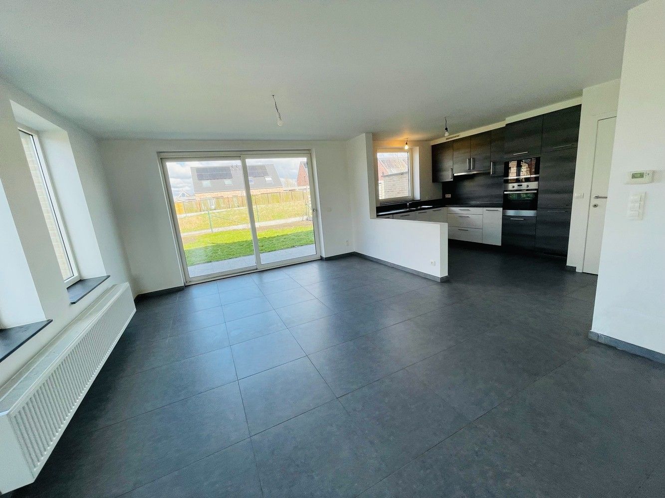 Waardamme , rustige residentiële ligging , RECENT  gebouwde LICHTRIJKE ENERGIEZUINIGE woning met 3 slaapkamers, oprit, tuin en garage. foto {{pictureIndex}}