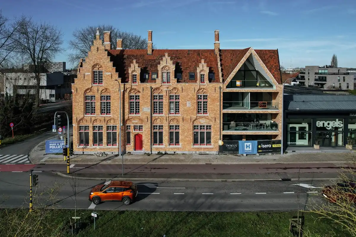 Sfeervol wonen te Brugge in een historisch gebouw foto {{pictureIndex}}