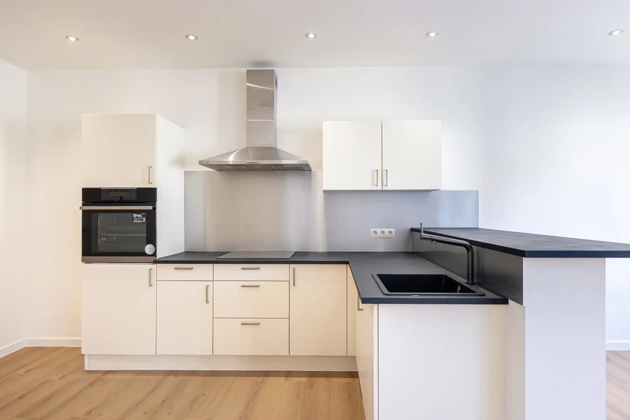 Gerenoveerd appartement met 2 slpkamers van ± 100m² foto 3
