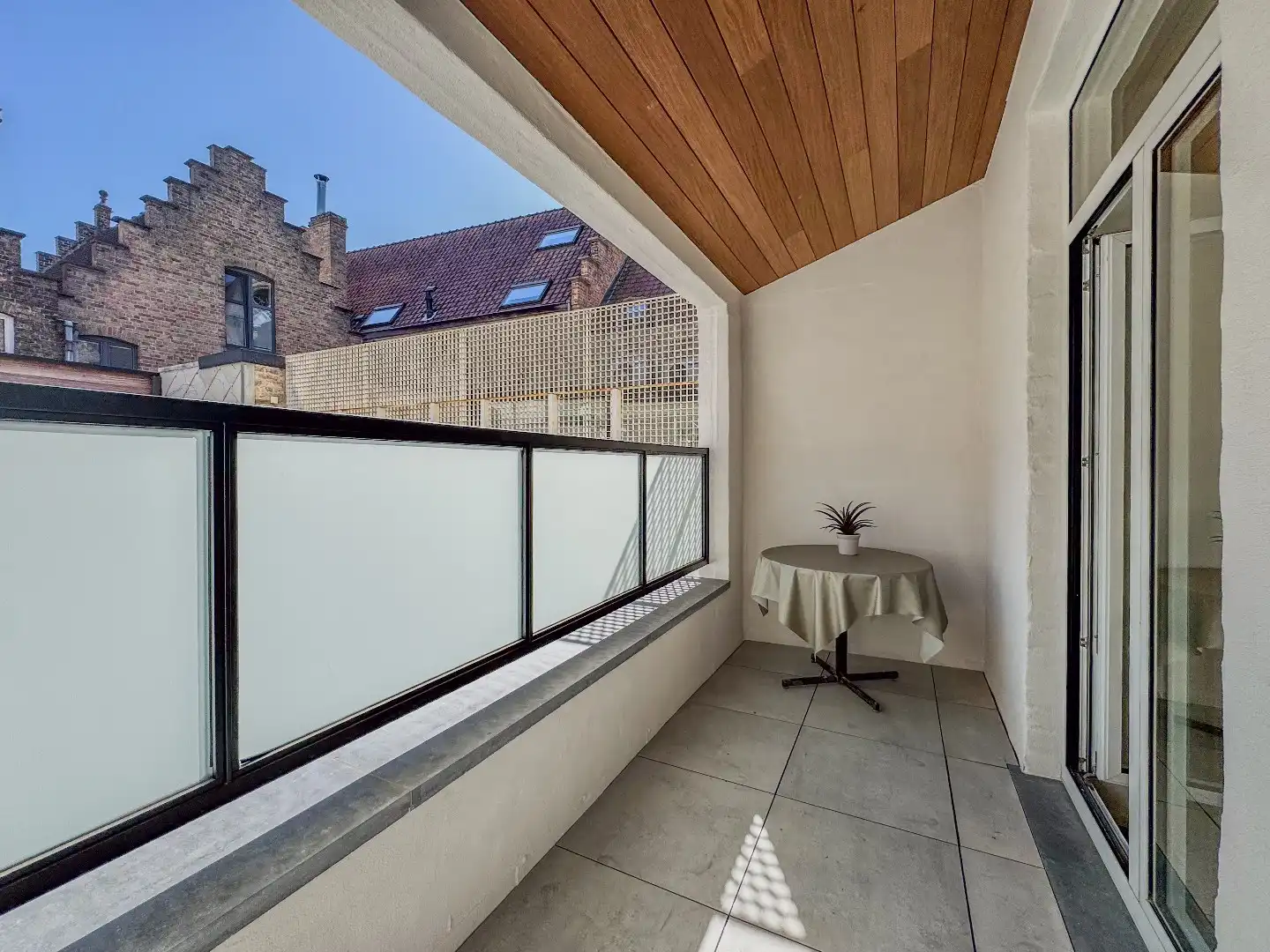 Ruim appartement met 2 slaapkamers en terras in het centrum. foto 6