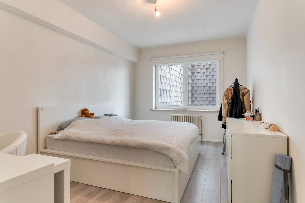 Goed onderhouden, ruim twee slaapkamer appartement met terras foto 8