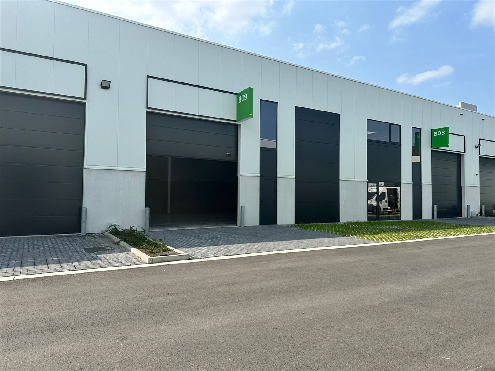 TE HUUR: Moderne KMO-unit van 144 m²! foto {{pictureIndex}}