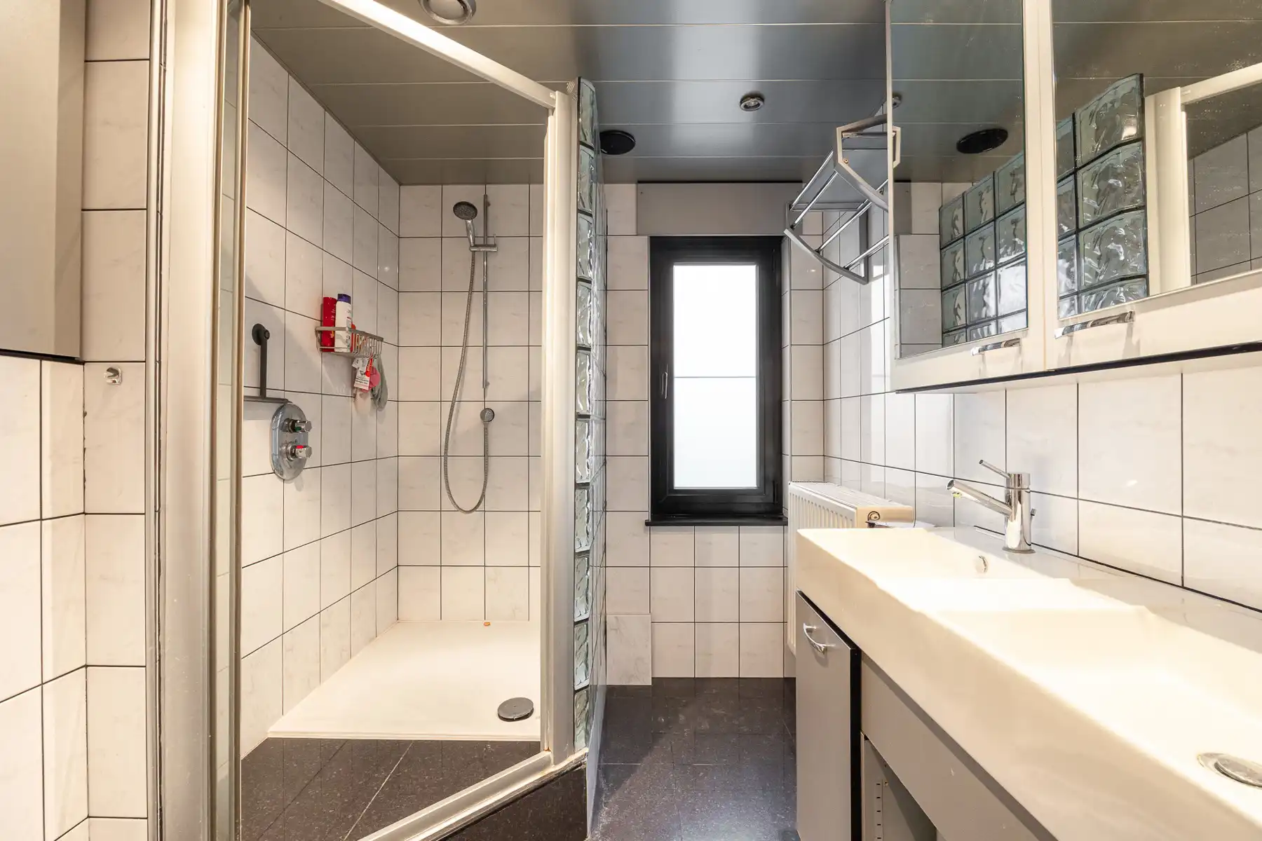 Gezellige halfopen bel-étage met garage, oprit en zonnige tuin in Hoevenen! foto 16