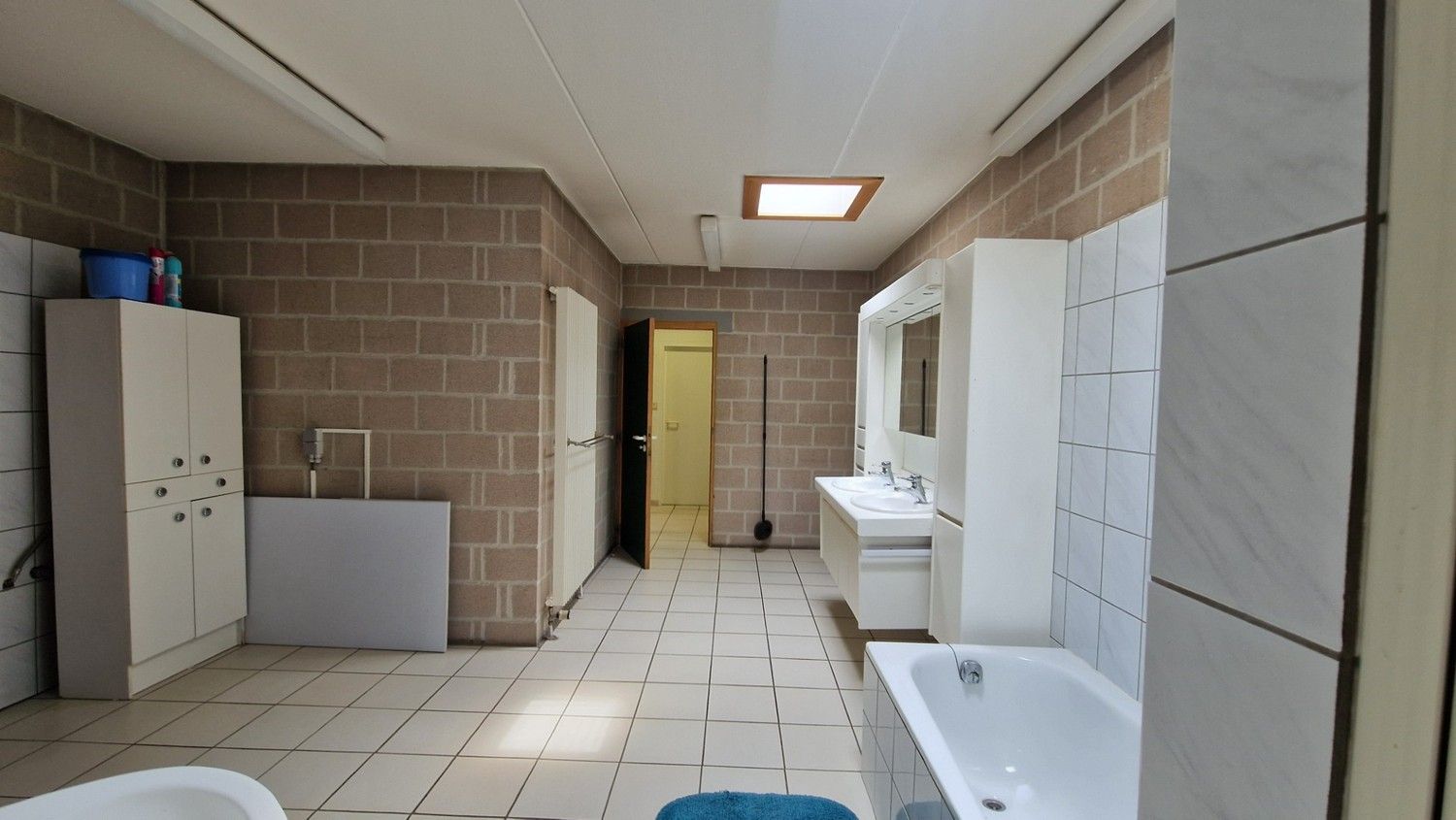Kantoorruimtes met sanitair, kitchenette en parkeerplaatsen foto 20