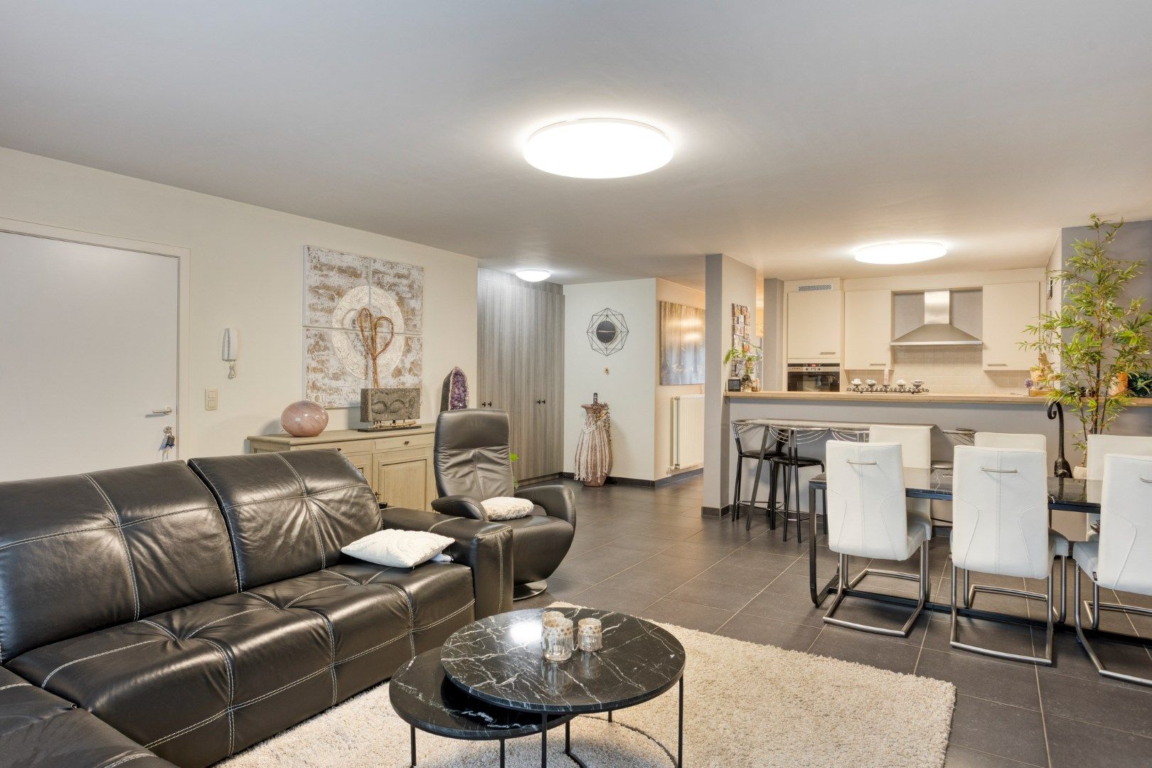 Verzorgd gelijkvloers appartement met tuin vlakbij het centrum foto 6