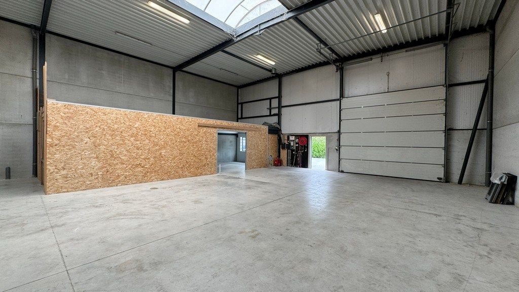 Magazijn met kantoor te huur nabij E313 in Ranst foto 3