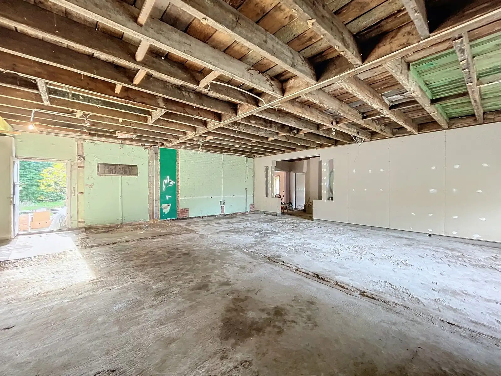 Zeer ruim huis met praktijk/pol. ruimte op terrein van 40a. foto 17