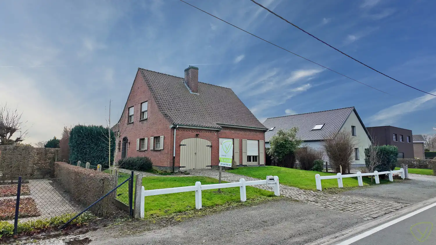 Ruime gezinswoning met grote tuin te huur in Zomergem! foto {{pictureIndex}}