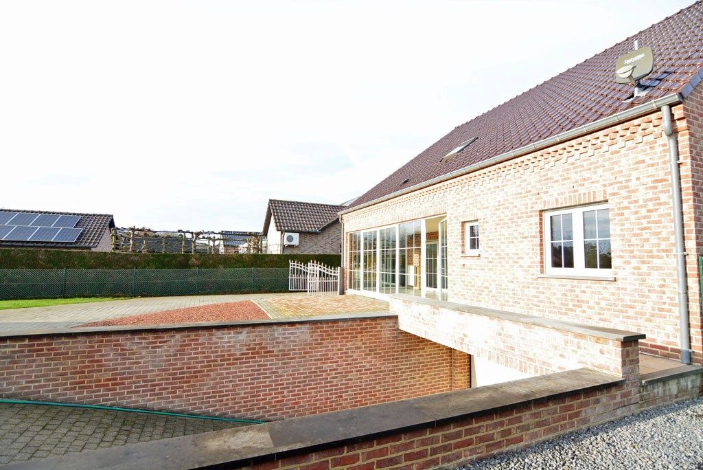 Vrijstaande woning met 4 slpks. en 2 bdks. op een perceel van 12a38ca. foto 37