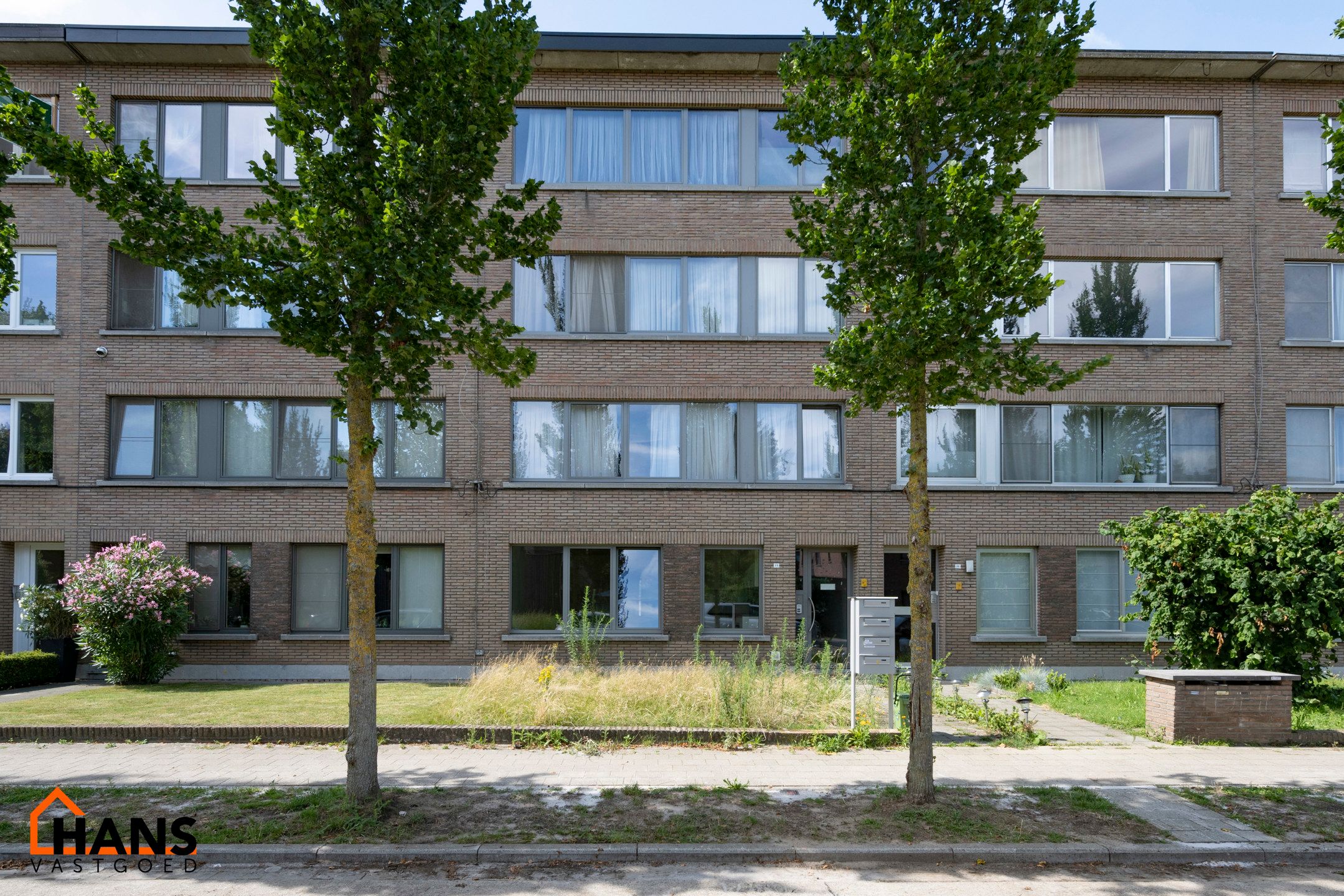 Gerenoveerd gelijkvloersappartement; mogelijk garage bij te huren. foto {{pictureIndex}}