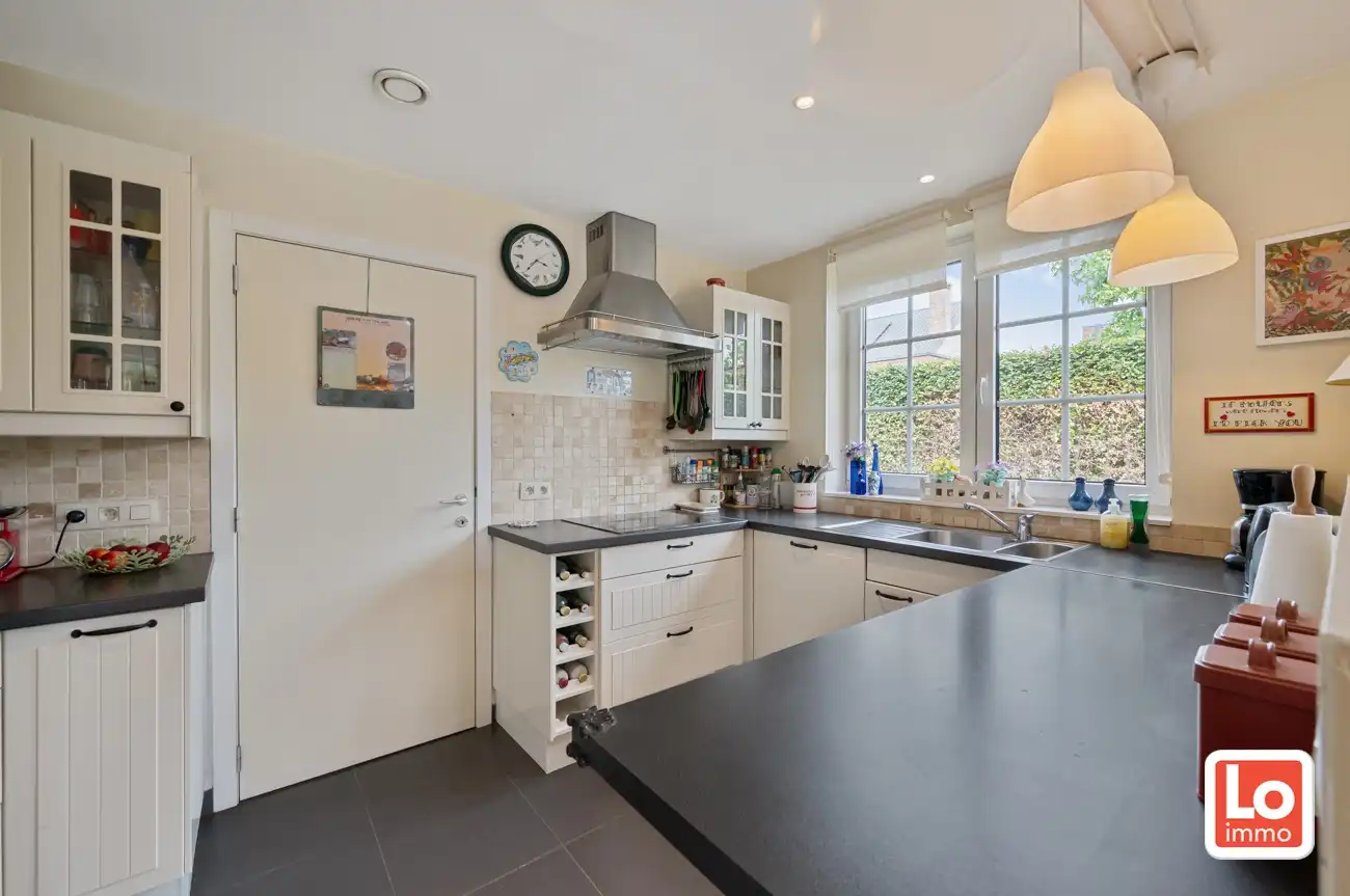 Degelijke, ruime en lichtrijke open woning met inpandige garage op een rustige locatie en toch vlakbij&nbsp; het centrum van het bruisende Lochristi! foto 9