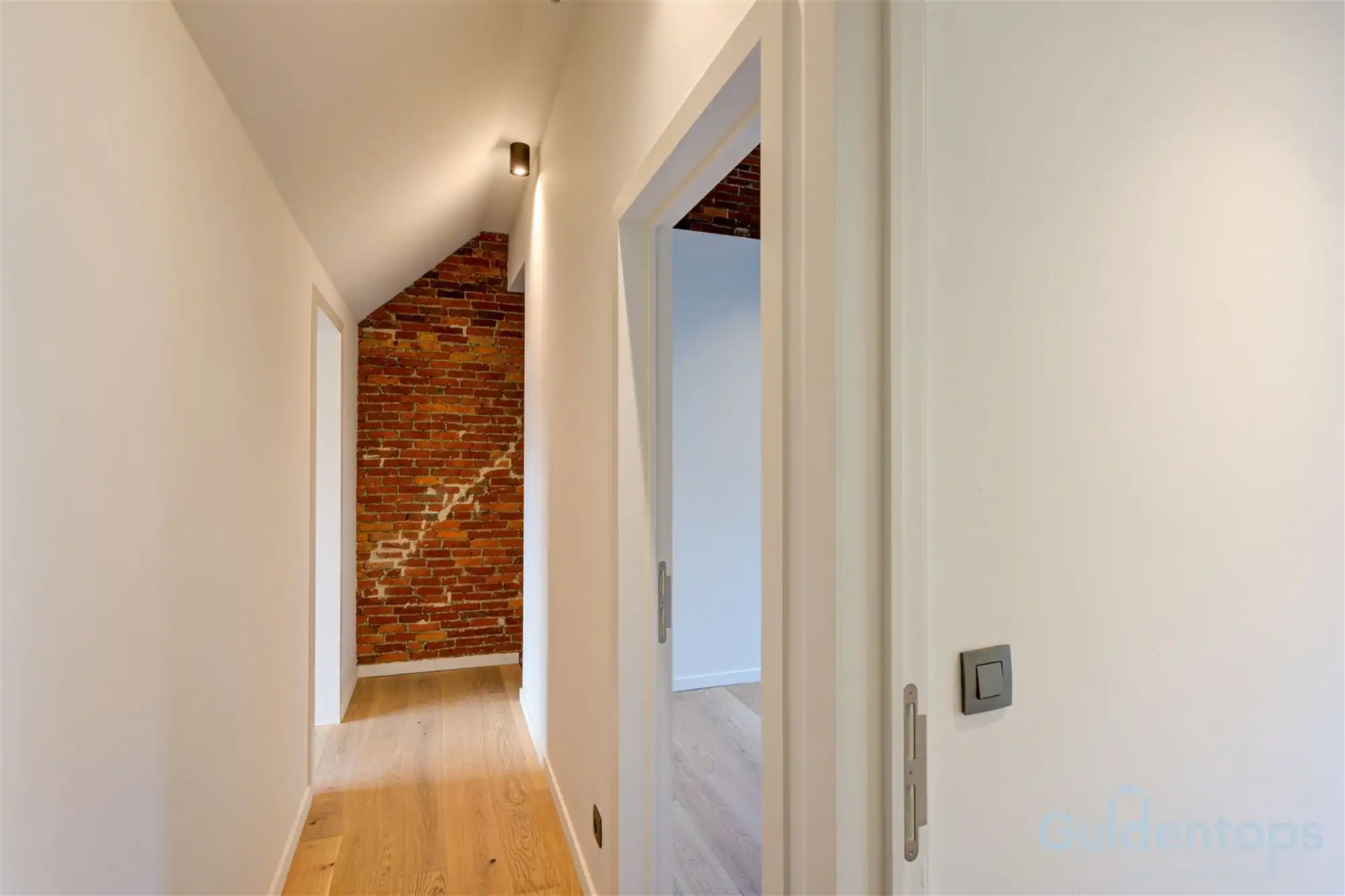 knappe, vernieuwde gezinswoning met tuin in hartje Berchem foto 27