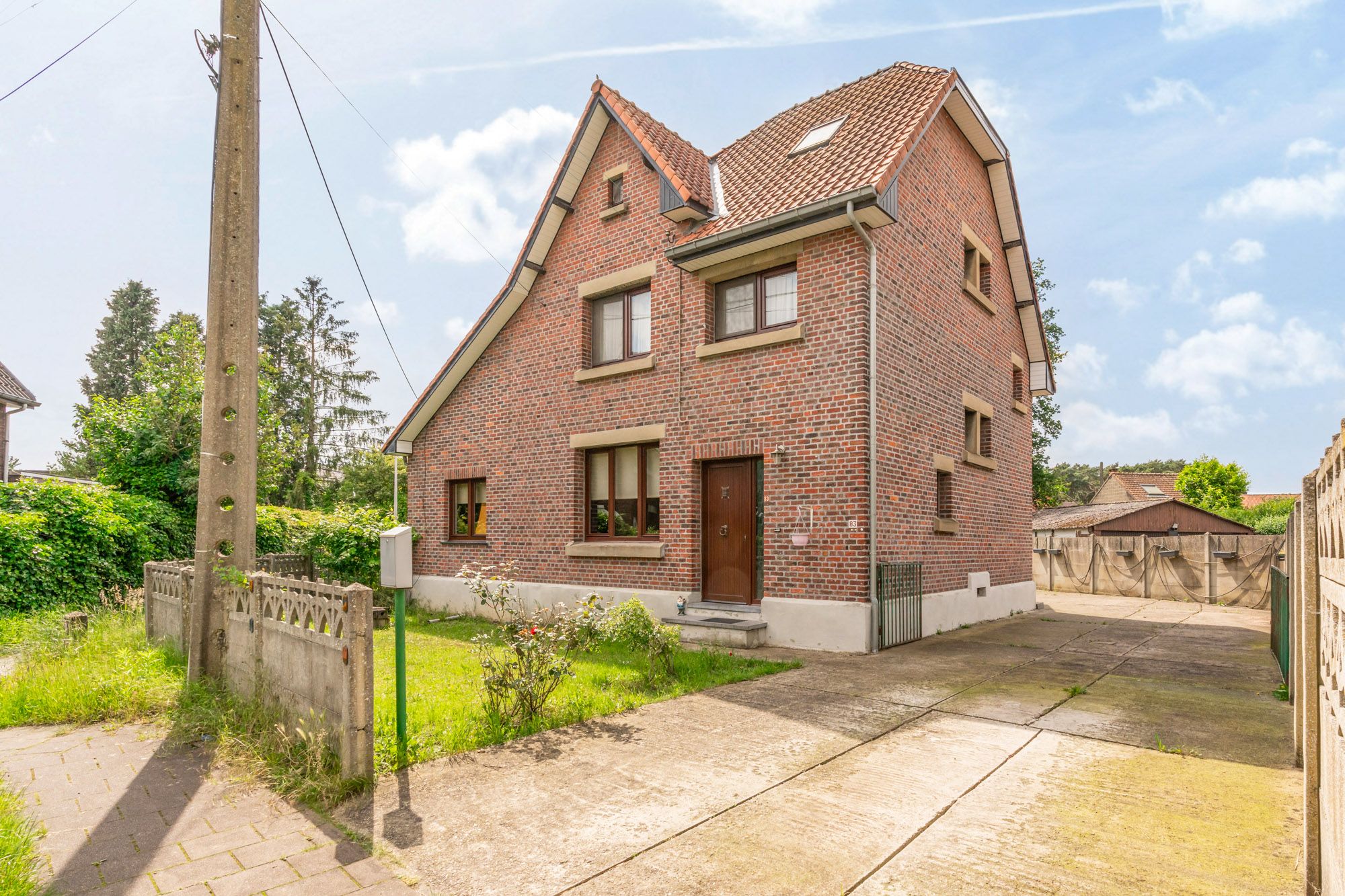 IDEALIS VASTGOED – KARAKTERVOLLE VRIJSTAANDE WONING TE GENK! Deze woning omvat maar liefst 221m² bewoonbare oppervlakte met 2 woonkamers, 2 badkamers en maar liefst 4 slaapkamers op een perceel van 8a42ca! Uiterst geschikt voor kandidaten op zoek naar een zeer ruime woning met afgesloten tuin. foto 1