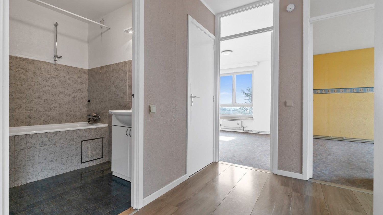 Ruim en lichtrijk appartement met 3 slaapkamers, kelder en autostaanplaats foto 8