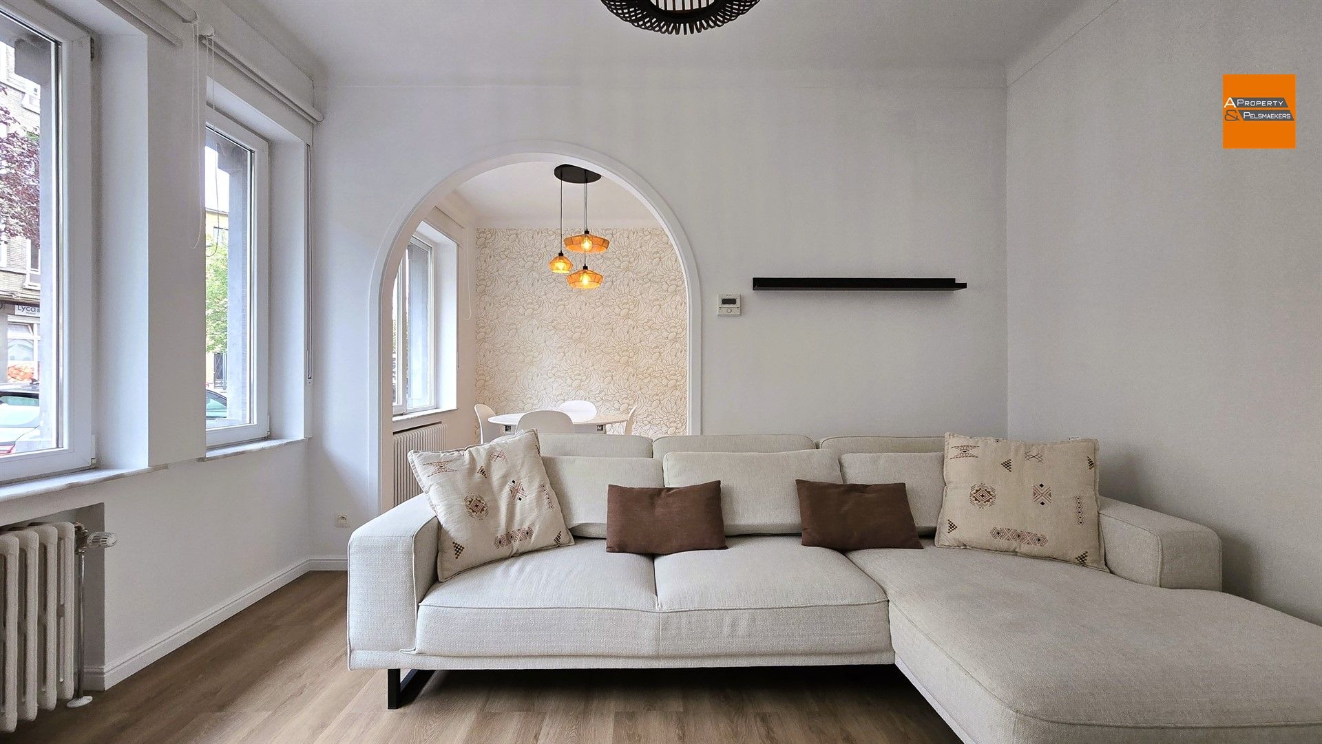 Opgefrist gelijkvloersappartement in Etterbeek foto {{pictureIndex}}