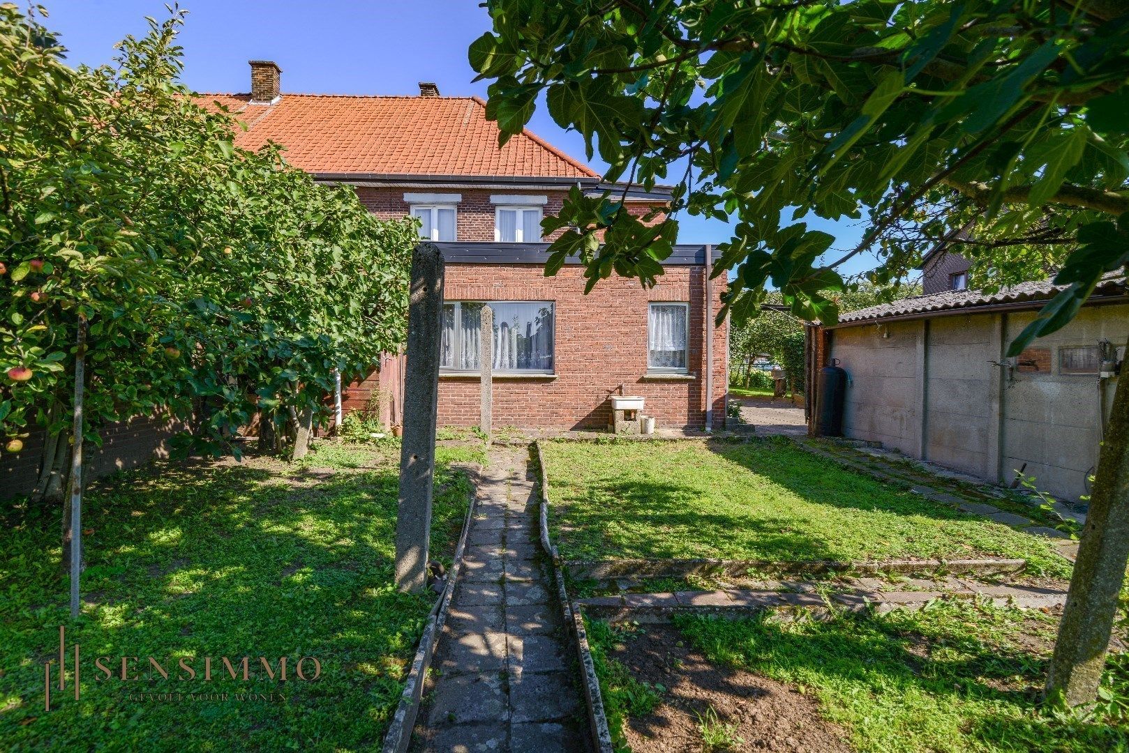 Ruime halfopen woning met 4 slaapkamers, garage en zonnige tuin in Genk foto 4