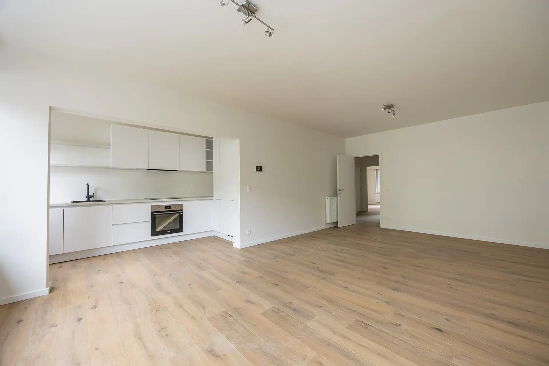 Lichtrijk gerenoveerd 2/3slpk-kamerappartement in Buizegem foto 2