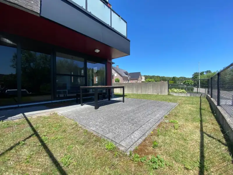 Gelijkvloers app. met 2 slpks, terras, tuin en parking foto 11
