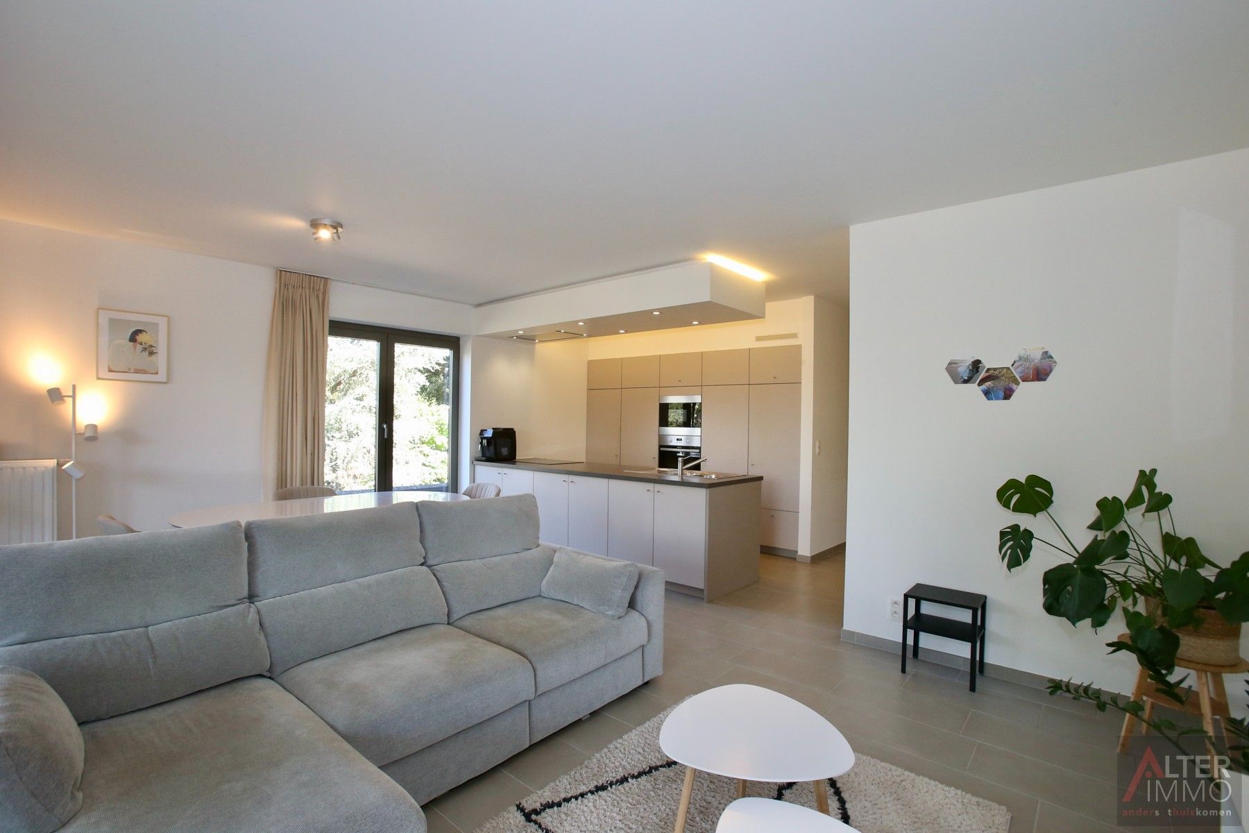 Instapklaar, centraal gelegen 2-slaapkamer appartement met terras en ondergrondse parking! foto 4