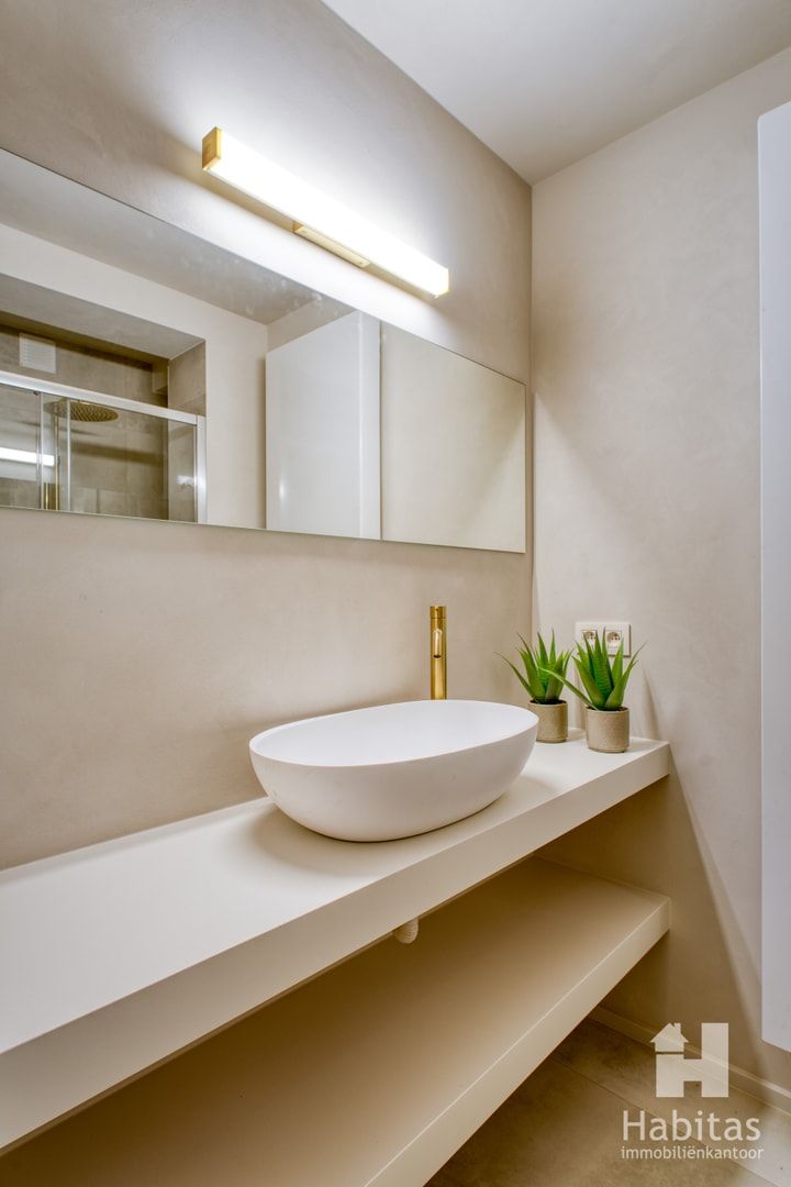 Subliem gerenoveerd, volledig nieuw gemeubeld en verrassend ruim appartement foto 8