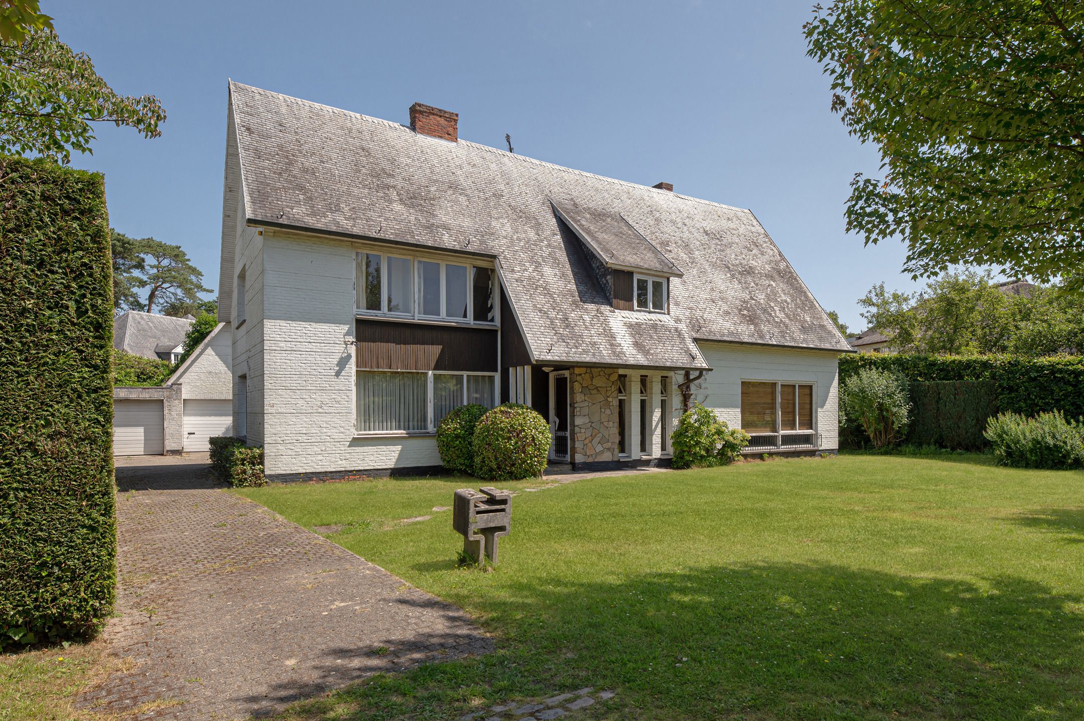 Zonnige villa met karakter & potentieel in hartje Brasschaat foto 2