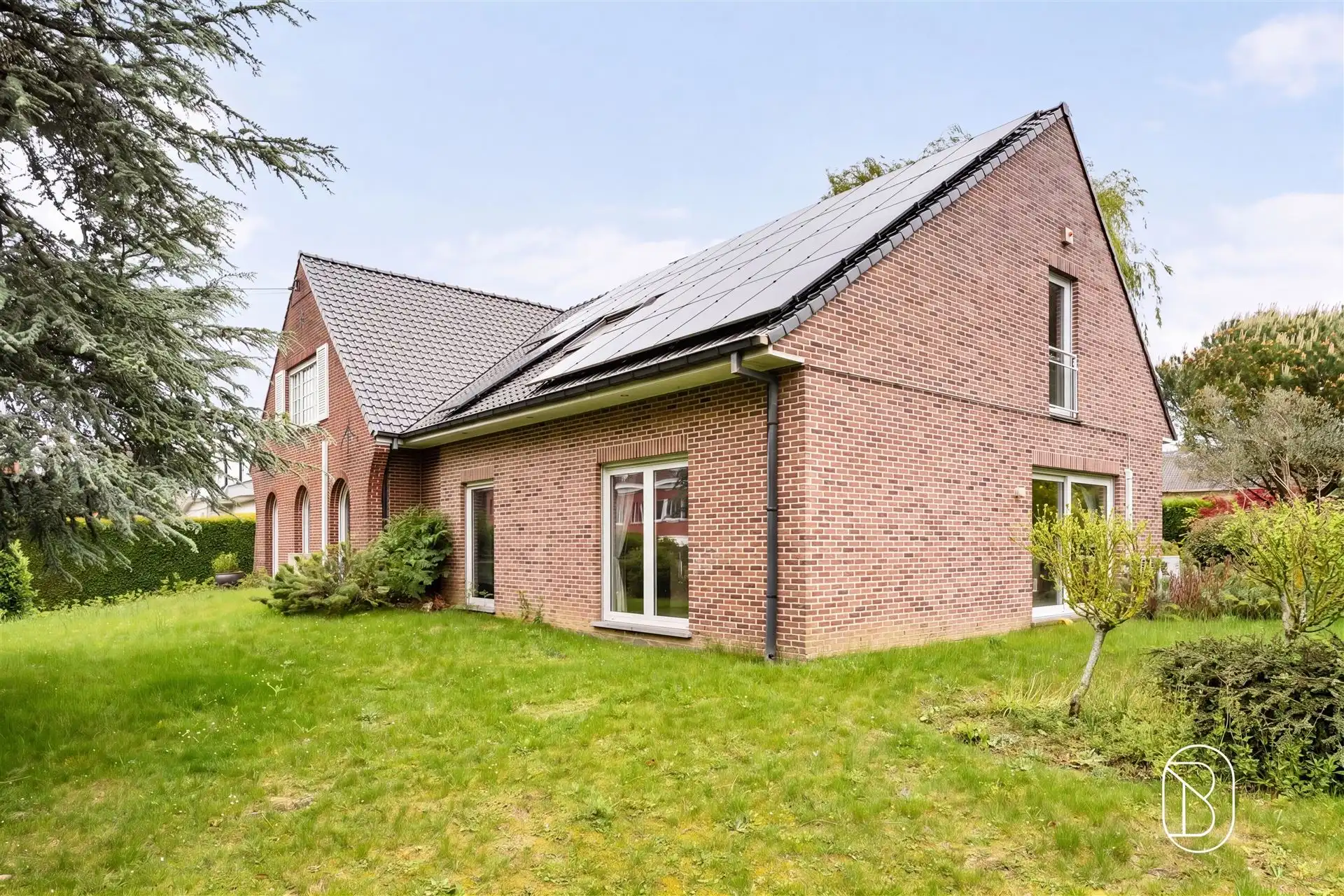 Grote degelijke villa met zonnepanelen en prachtige tuin. foto 5