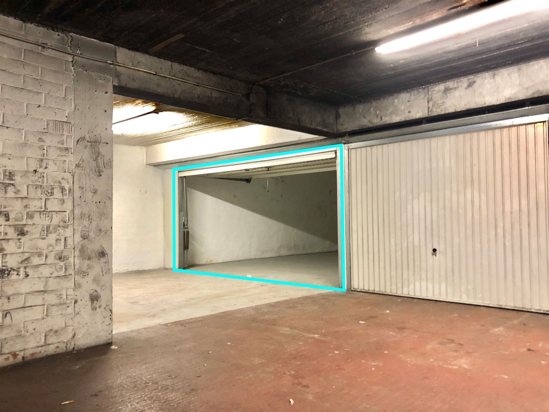 Zeer gunstig gelegen, ruime garagebox te koop helemaal in het centrum van de bruisende stad Mortsel. foto 4