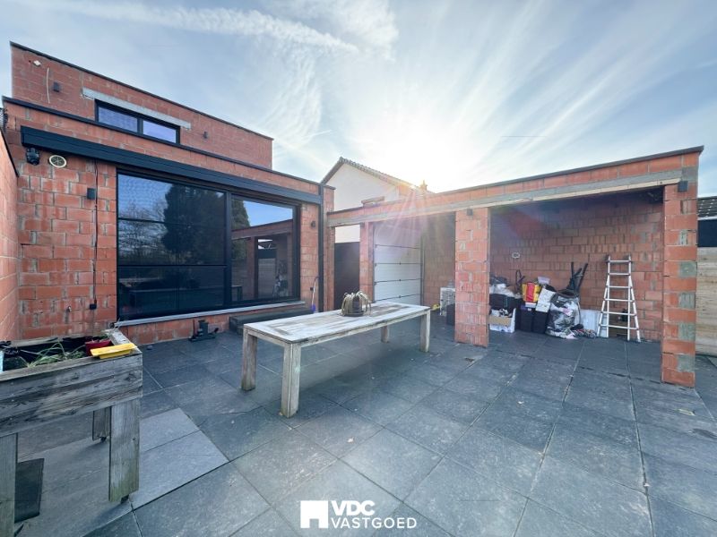 Halfopen bebouwing – gerenoveerd & bijgebouwd in 2020 – EPC B – 3 slpks – prachtige tuin – 183 m² woonopp. foto 15