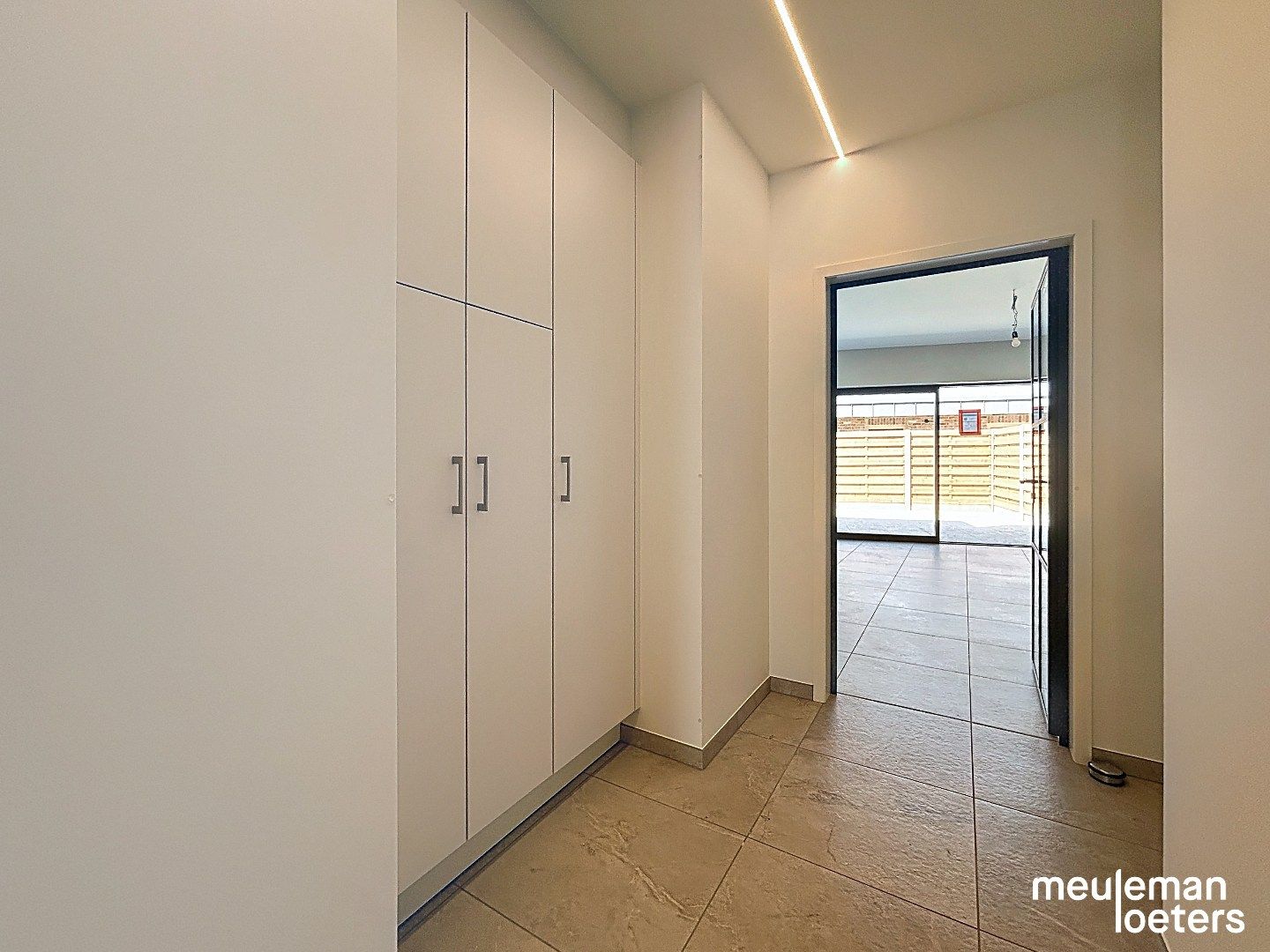Lichtrijk nieuwbouwappartement met garage foto 2