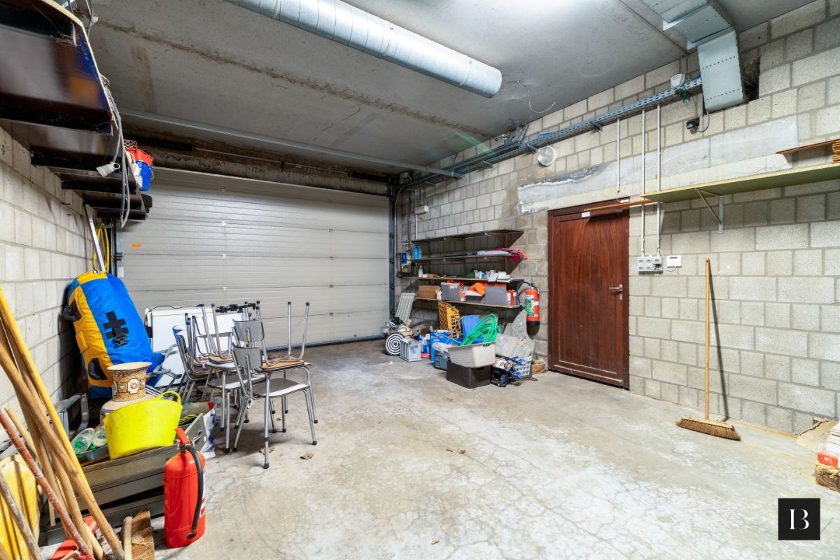 Ruime villa met ondergrondse garage en kantoorruimte foto 22