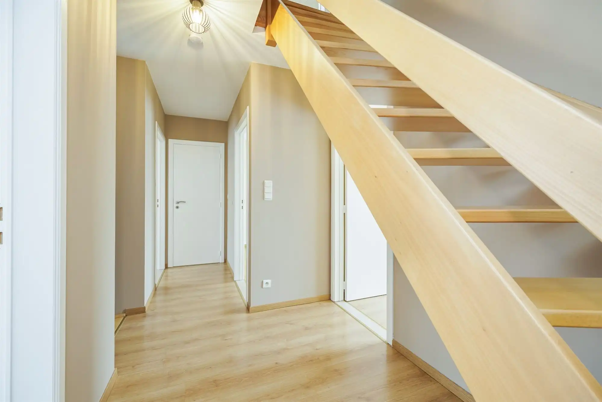 Instapklare ruime woning met 4 slpkmrs. en tuin foto 15