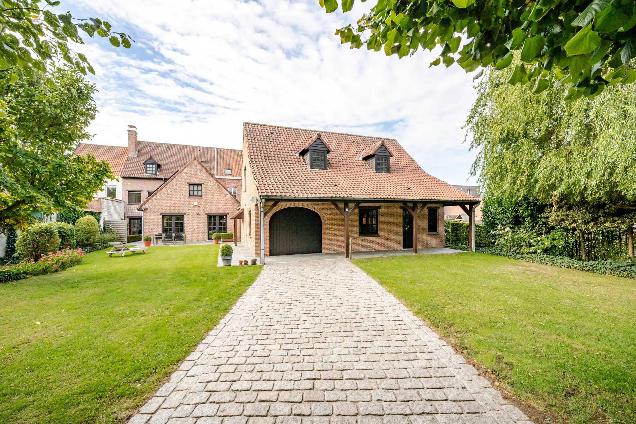 Charmante herenwoning met uitweg achteraan (3 garages).  foto {{pictureIndex}}