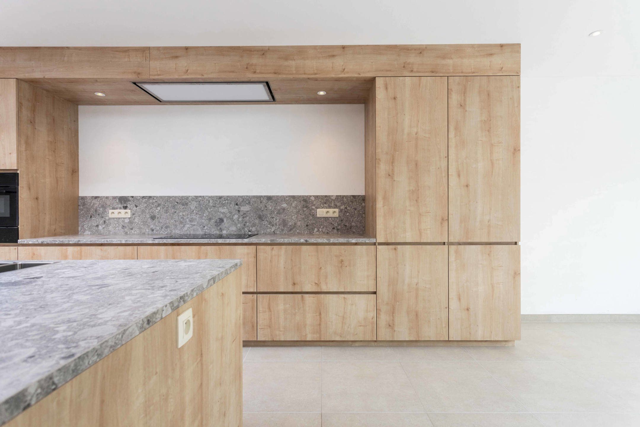 Gelijkvloers appartement met buitenruimte in het centrum! foto 3