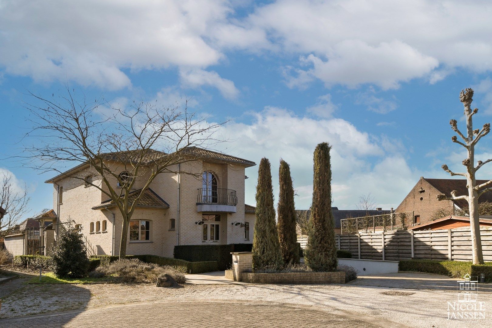 Kwalitatief afgewerkte en instapklare villa met mooi aangelegde tuin nabij het centrum  foto 42