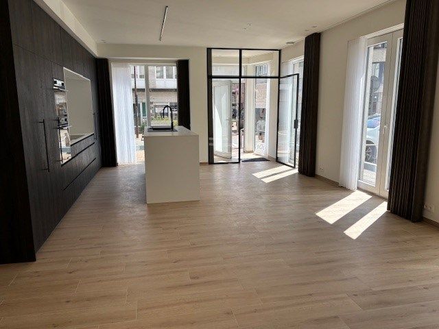 Stijlvol gerenoveerd gelijkvloersappartement foto 2