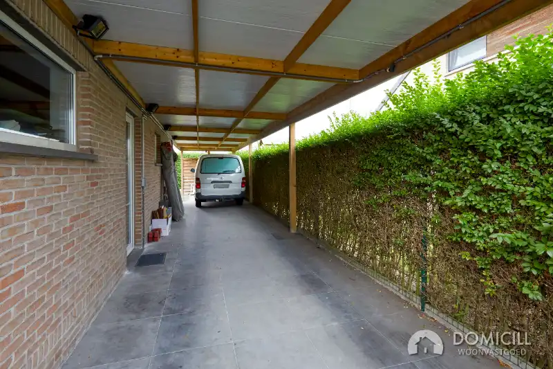 Roeselare : Recente mooie villa met zonnige tuin 3 à 4 slpks, dubbele garage en carport voor 3 wagens foto 12