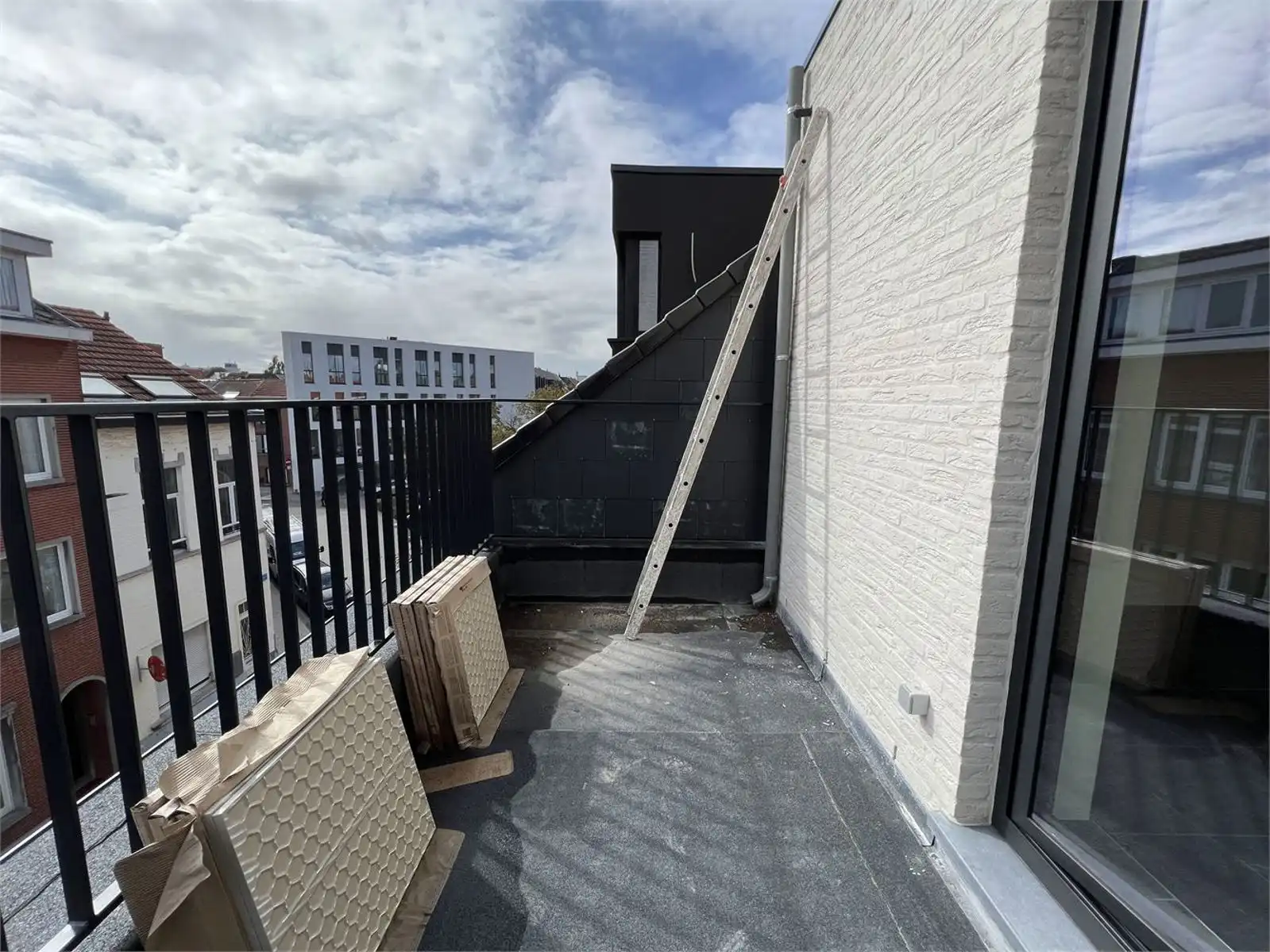 Zeer ruime nieuwbouw studio met slaaphoek, terras en ruime ondergrondse autostaanplaats te huur in het centrum van Leuven foto 11