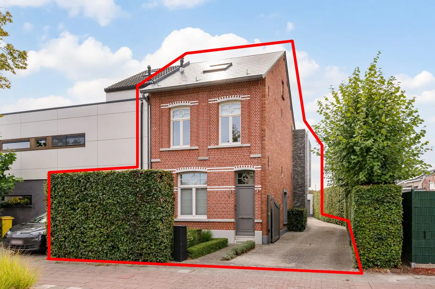 Halfopen woning op toplocatie met zwemvijver en garage. foto {{pictureIndex}}