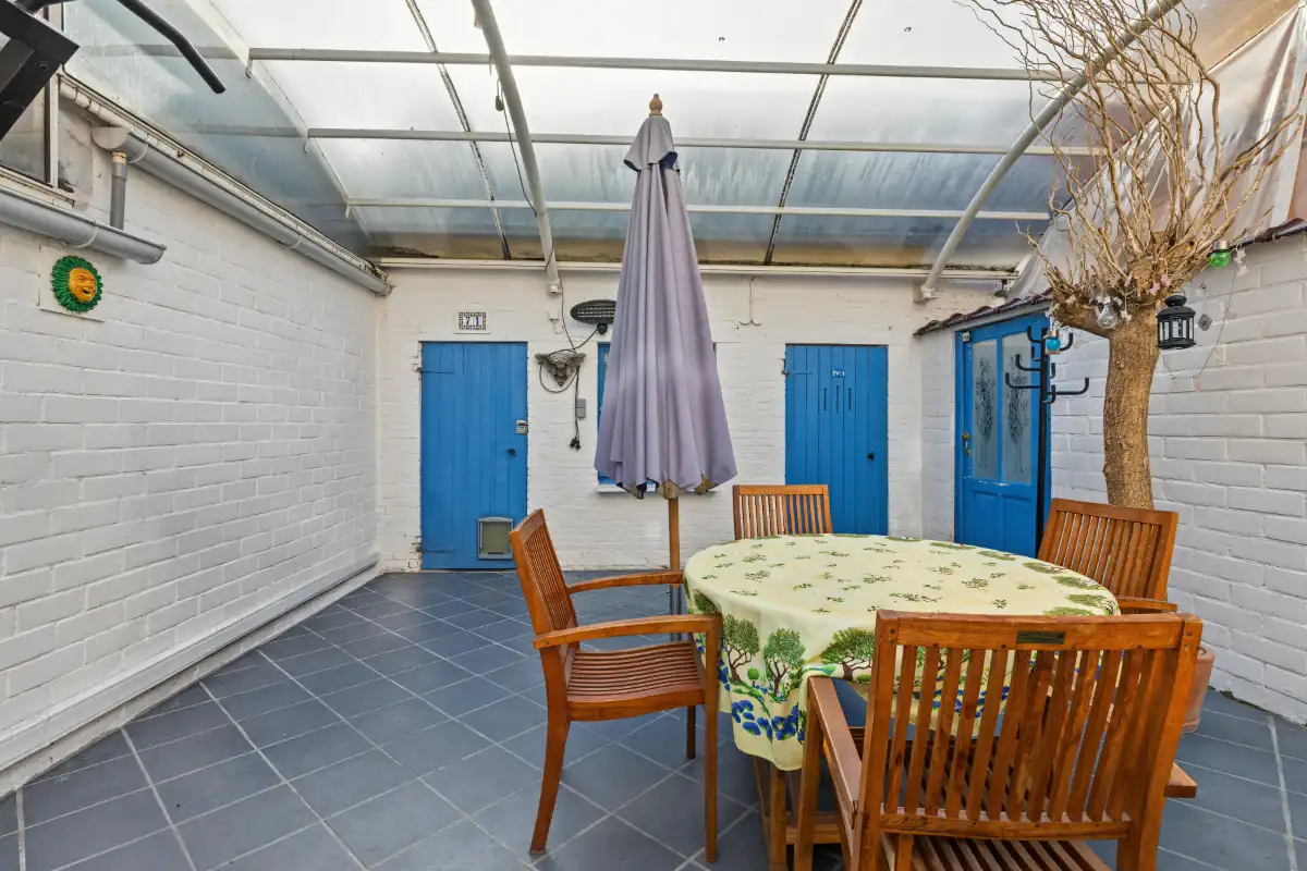 Gunstig gelegen rijwoning met zonnige tuin en praktische zijdoorgang foto 7