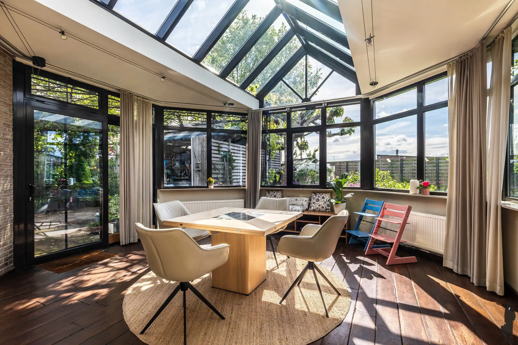 Vrijstaande, ruime gezinswoning met 5-7 slpk. en/of mogelijkheden tot kantoor - beroep aan huis foto 7