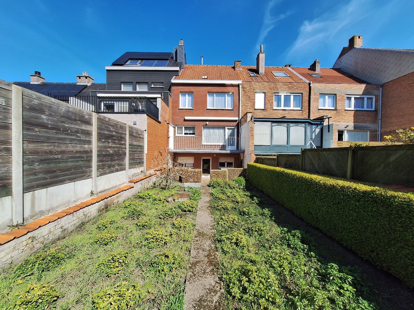 Goed onderhouden gezinswoning met garage en tuin foto 2