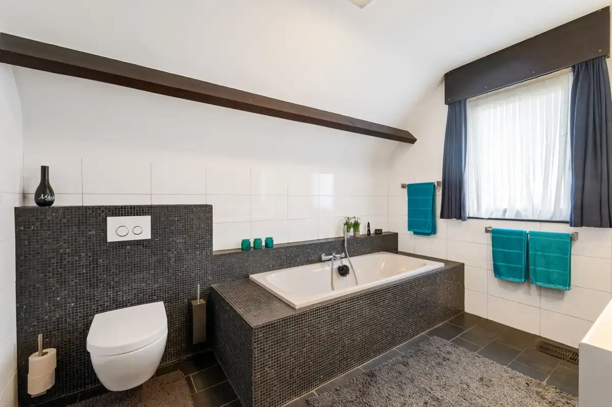 Ruime gezinswoning op 1135 m² met mogelijkheid tot 5 slaapkamers vlakbij het centrum van Zoersel. foto 11