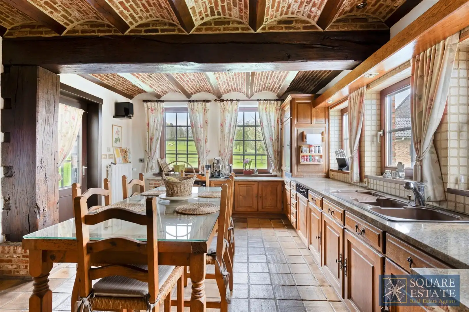 Charmant huis op een perceel van 1,17 hectare, met stal foto 6